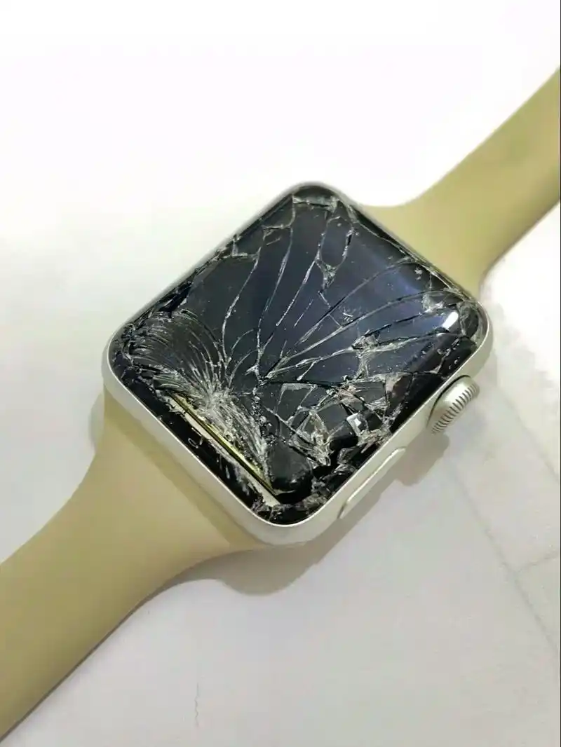 屏幕碎成这样,只能去华强北溜一圈了#applewatch # - 抖音