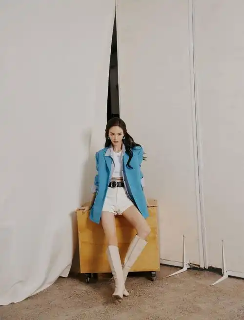 组图:金晨蓝白色格调写真公开 齐膝长靴大秀美腿又美又飒