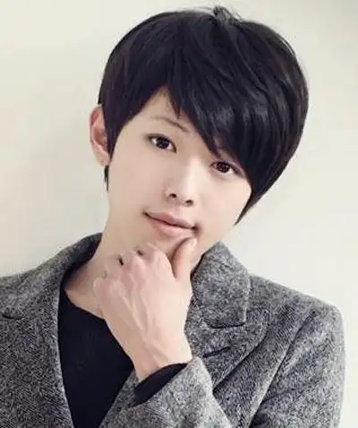 男生长长的遮眼睛的斜刘海发型帅气高冷的斜刘