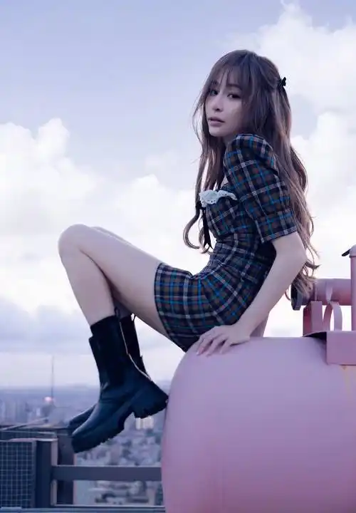 王心凌的小香风穿搭很多,短裙附上美腿,满满的夏日甜蜜