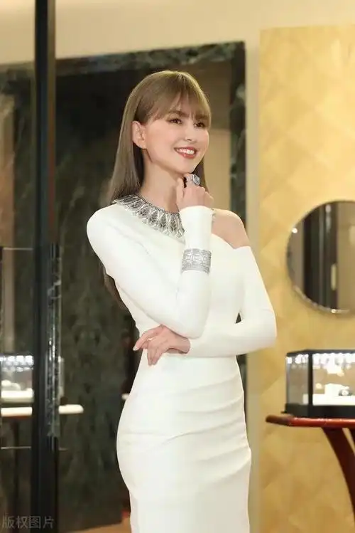 "杰伦嫂"昆凌台湾出席,开叉白裙难掩凹凸身姿,真不像生过3胎