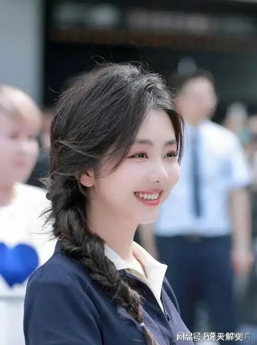 收手吧谭松韵!别折磨观众眼睛了,34岁还演女大学生,发腮太明显