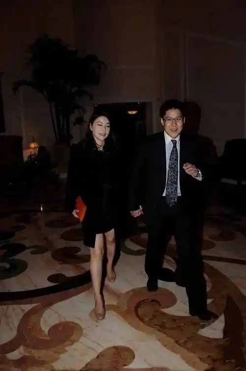 郭晶晶看秀被拍又矮又胖,状态却是最真实的,看她穿衬衫牛仔裤就知道