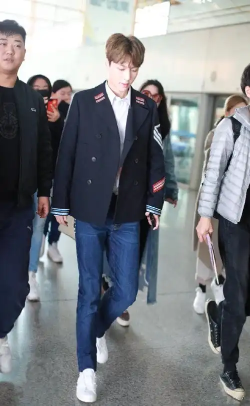 张艺兴穿黑色小西装配牛仔裤现身 打扮帅气时髦宛如校园学长