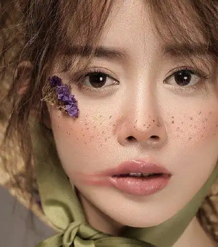 以及明星化雀斑妆意义何在的问题,是不是所有的女人都会长雀斑?