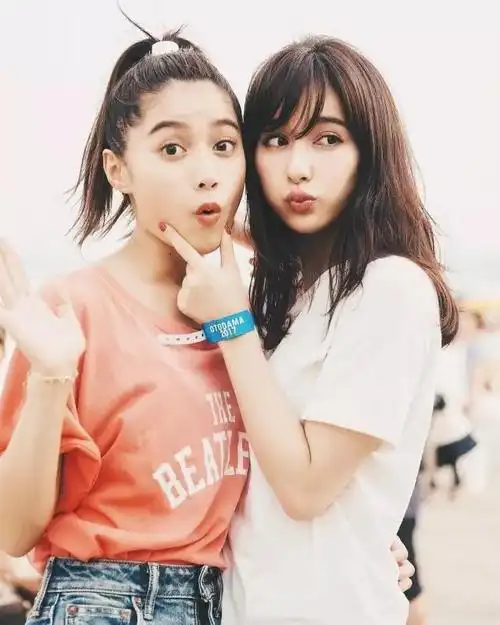 实用"合照心机",让闺蜜出行照成为朋友圈点赞王~|闺蜜|姿势|配饰_新浪