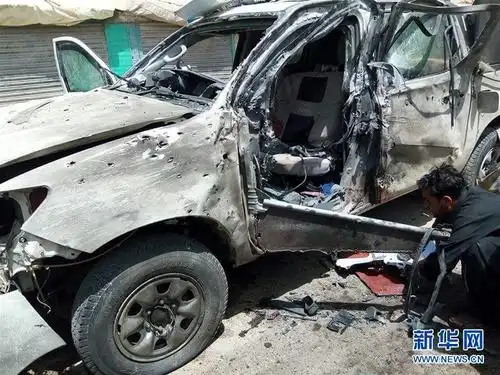在巴基斯坦西南部俾路支省杰曼地区,一名安全人员检查遇袭警车