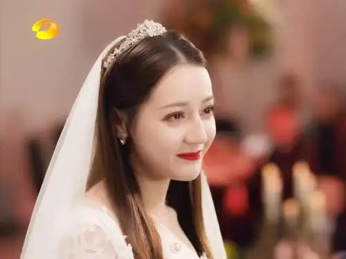 二是大结局男女主结婚,迪丽热巴再次穿上婚纱,搭配披肩长发,满眼尽是