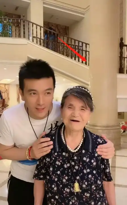 杨子豪宅内景奢华如宫殿,楼层高得看不到顶.