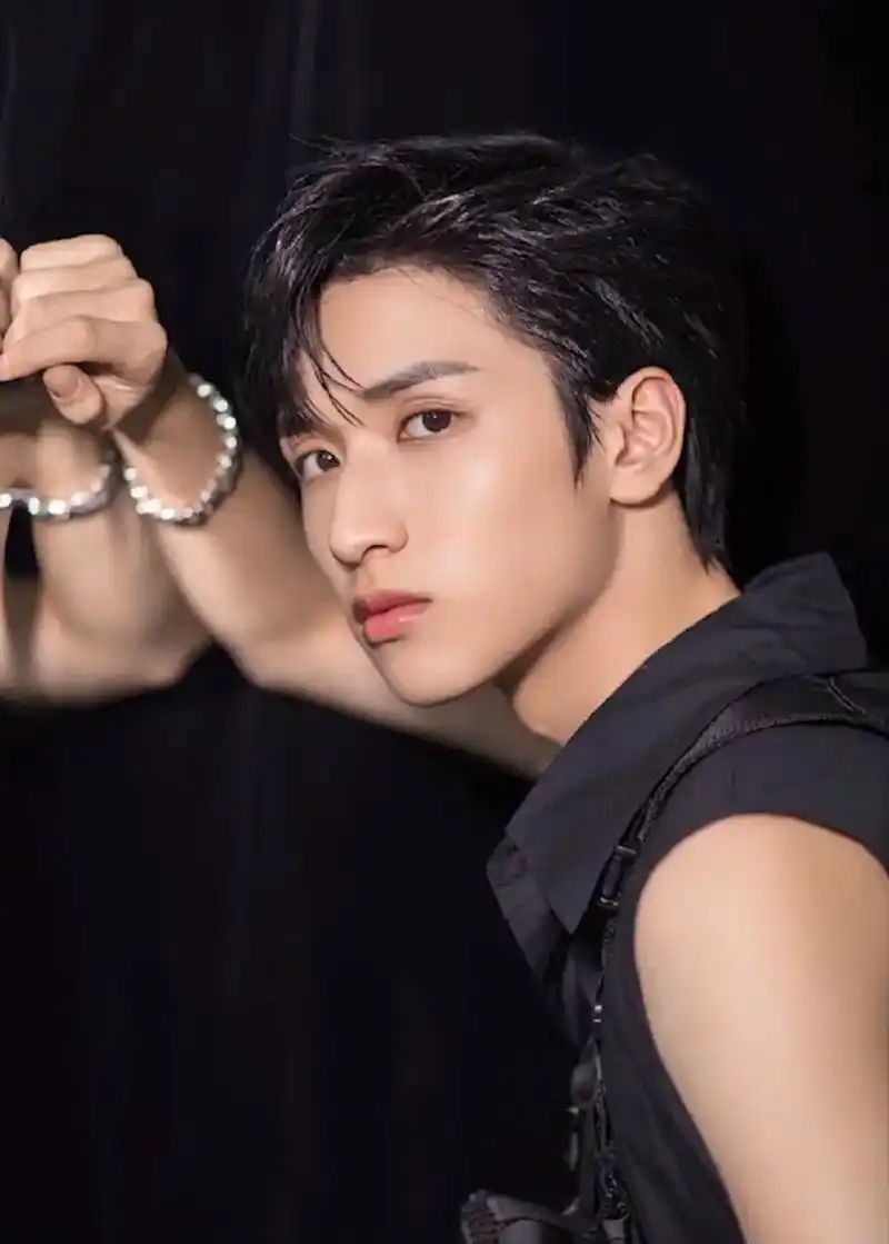 严浩翔 这组照片越看越爱#向全世界安利 #宝藏男孩 #神仙 - 抖音