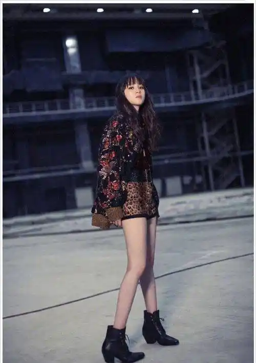 欧阳娜娜脚上的皮料黑色短靴款式是绑带样式的,搭配她这一身的装扮