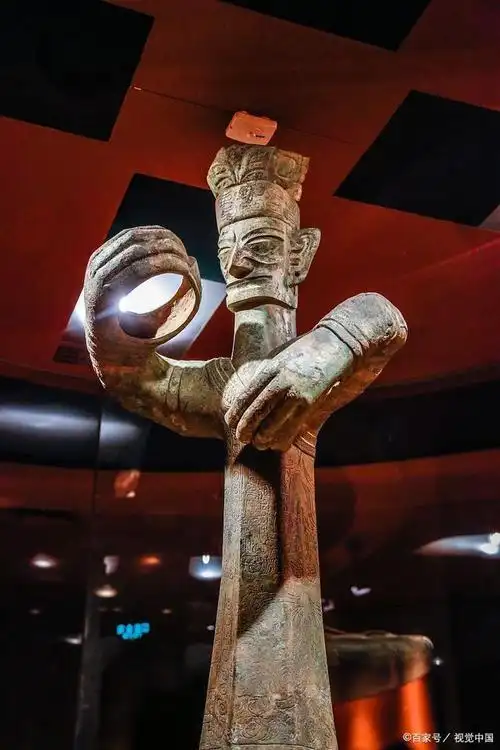 三星堆的标志:青铜大立人