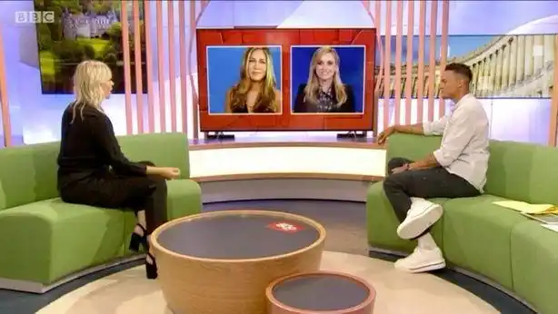 詹妮弗61安妮斯顿参加电视谈话节目状态不佳引发网友讨论