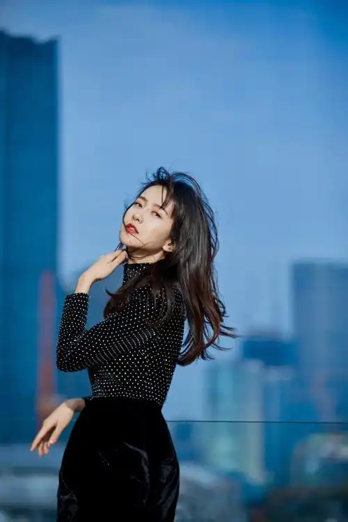 许龄月网格亮片高领衫搭配黑色丝绒短裙时髦又性感美得惊艳