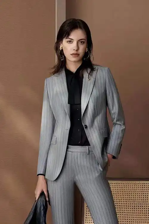 以下从行业,用途等方面来介绍定制女士西服的各种款式推荐.