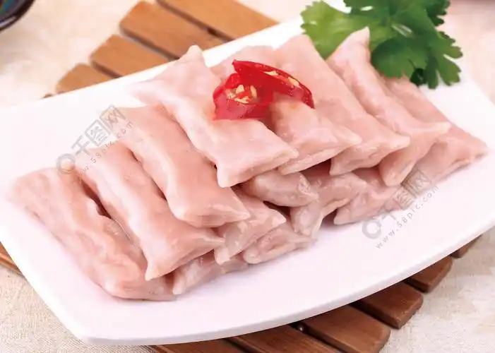 一盘火锅料理虾味鱼皮脆