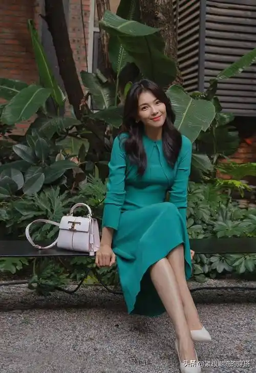 这才是中年女性穿搭标杆,刘涛点亮入秋通勤装,知性大方_身材_衬衫