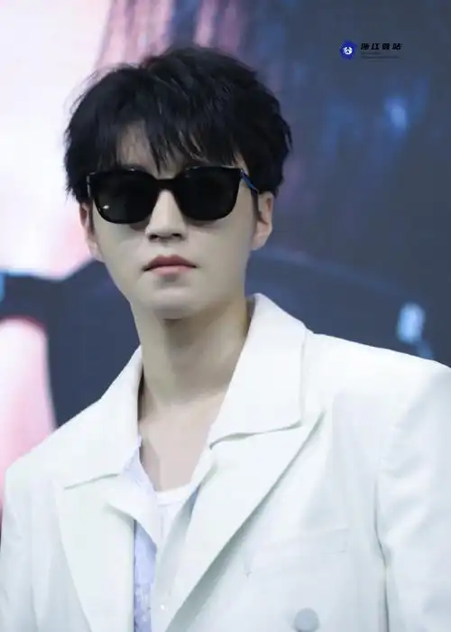 王俊凯超话#bolon眼镜品牌全球代言人王俊凯#墨镜凯@tfboys-王俊凯