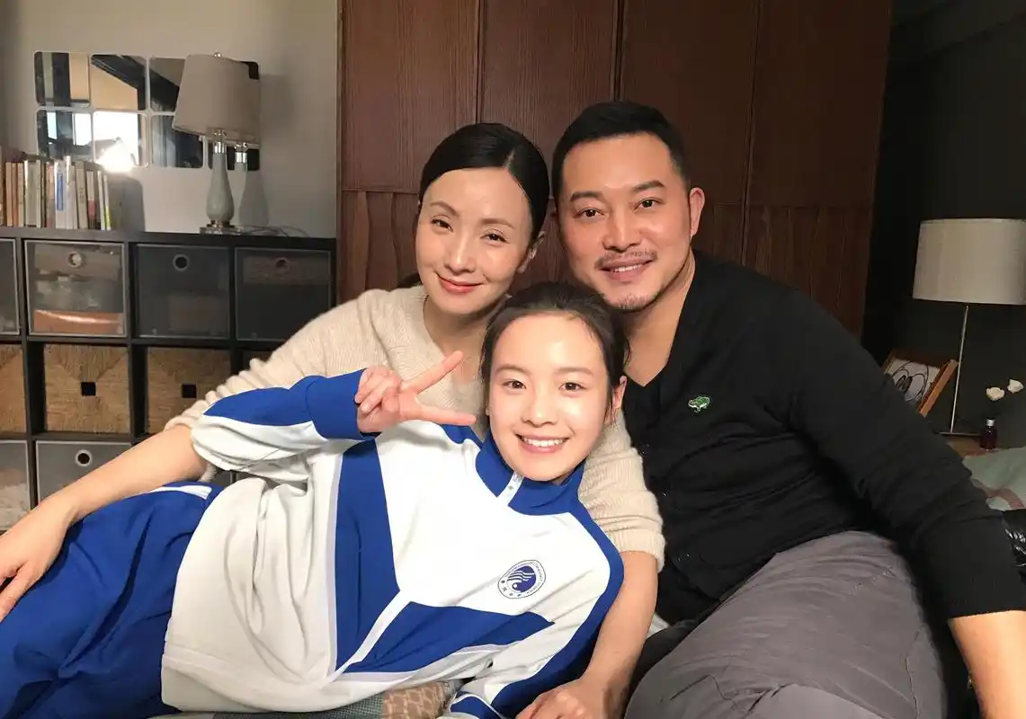 网友飞机上偶遇陶虹全素颜现身显憔悴未带一个助理超低调