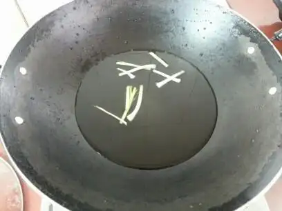 然后是两碗水,大概这么多的,两碗就好了.