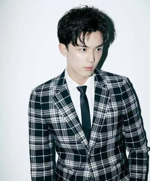 同为娱乐圈新生代"老戏骨",刘昊然和吴磊的西装照谁更戳你心?