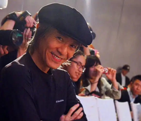 周星驰57岁生日近照曝光胡须全白