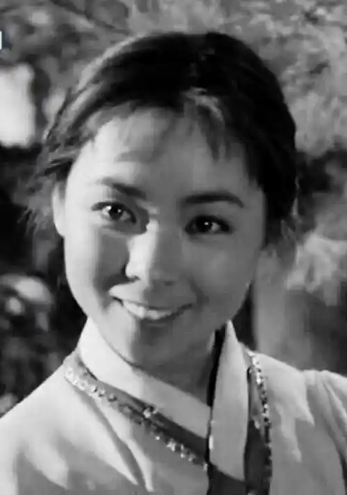 还记得英雄儿女里的王芳吗妙龄少女已经81岁气质依旧优雅