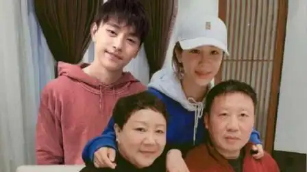 杨紫晒全家福为爸爸庆生,酒杯上出现邓伦身影,香蜜女孩激动坏了-娱乐