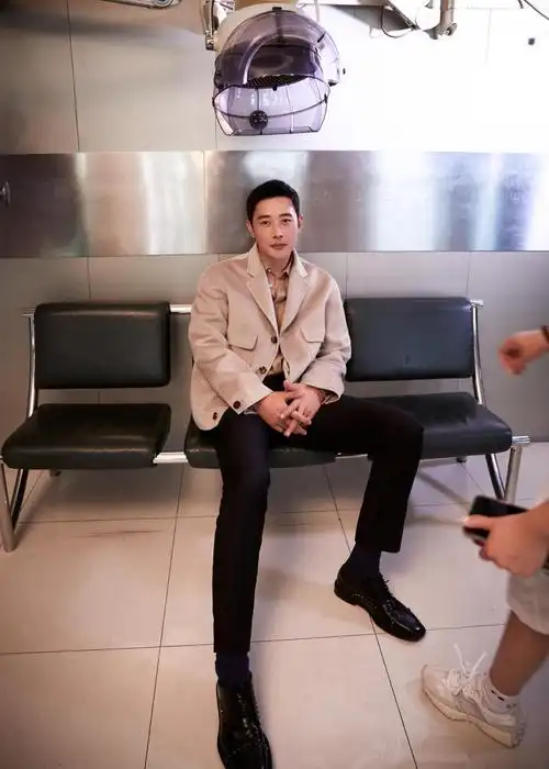 男人真适合穿西装,罗晋一身浅蓝色西装走型男风,但湿发略显油腻