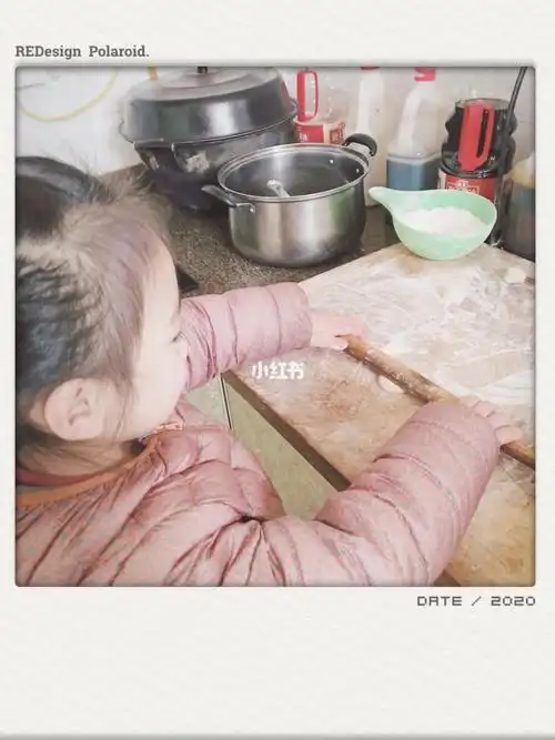 女儿包饺子