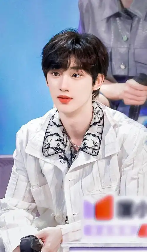 丁程鑫图片所谓唇红齿白美少年