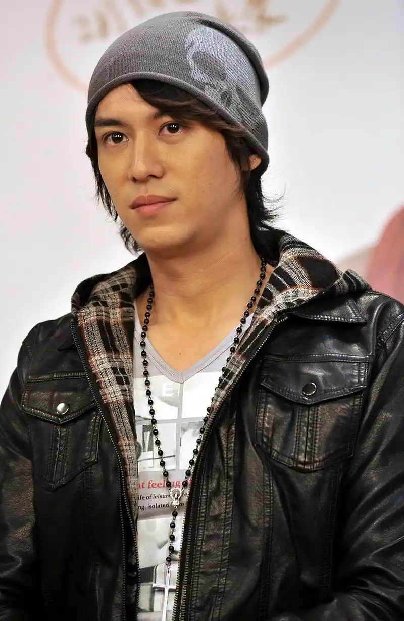 女友个个都是人间绝色  陈楚河的父亲是台湾竹联帮精神领袖陈启礼,一