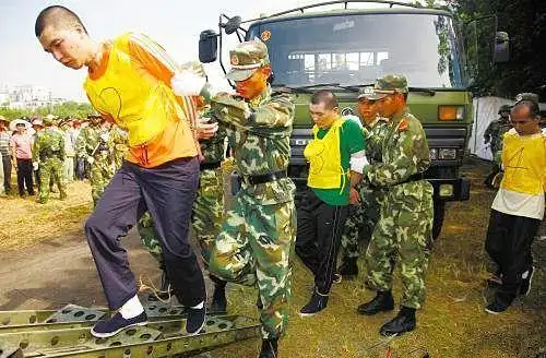 武警战士押解死刑犯赴刑场照,死刑犯两腿吓软,直接给拖上车