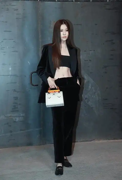 宋妍霏生图"马甲线"太绝!挑战猫眼烟熏妆前后像变了一个人