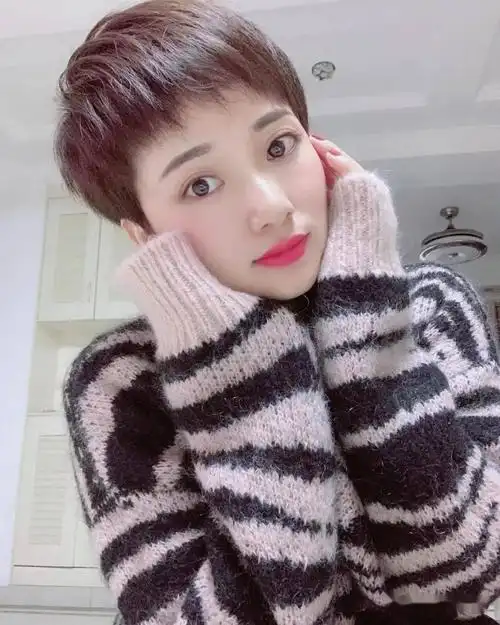 都说剪短发会上瘾,特别是像这种超短的短发,不仅考验颜值更是彰显气质