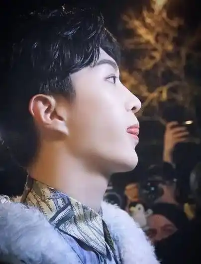 范丞丞现身巴黎时装周,吐舌卖萌超可爱,与杨丞琳合影成最强绿叶_衬衫