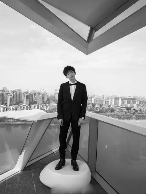 王源身穿黑色西装亮相小卷毛搭配领结小王子既视感