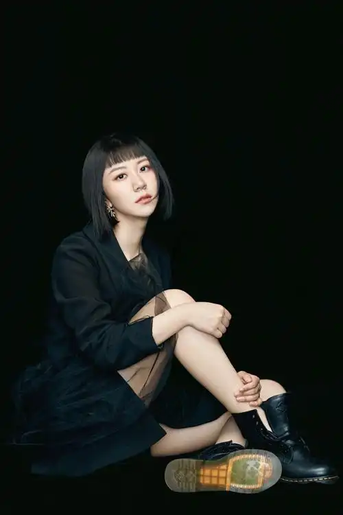 撕开谎言的裂缝 谢春花全新单曲《祝你狼狈》首播