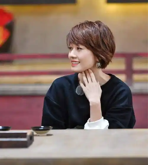 原创45岁女人显年轻的发型有哪些中长直发或卷发都很好时尚又优雅