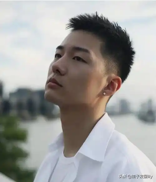 短碎发可以说是我们最常见的男士发型了,简单又有层次感.2.