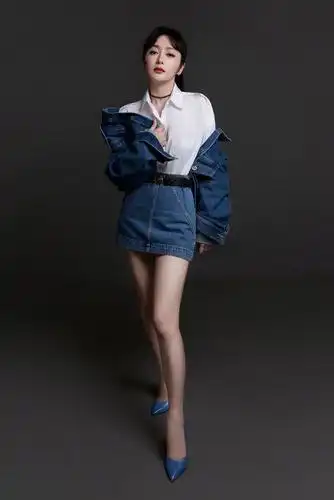 40的女人尽量少穿t恤短裤学秦岚这样穿不要过分美丽