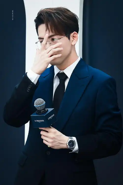 曾舜晞推眼镜##曾舜晞大少爷巡店