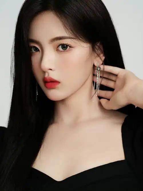 杨超越开叉黑裙##杨超越黑长直造型