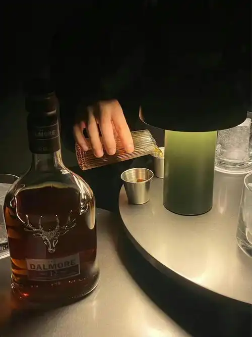 一个人喝酒的图片真实,独自一人喝酒的图片真实