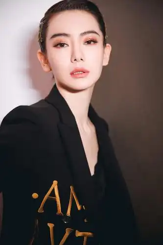 戚薇现身米兰时装周混搭风穿衣示例堪比教学