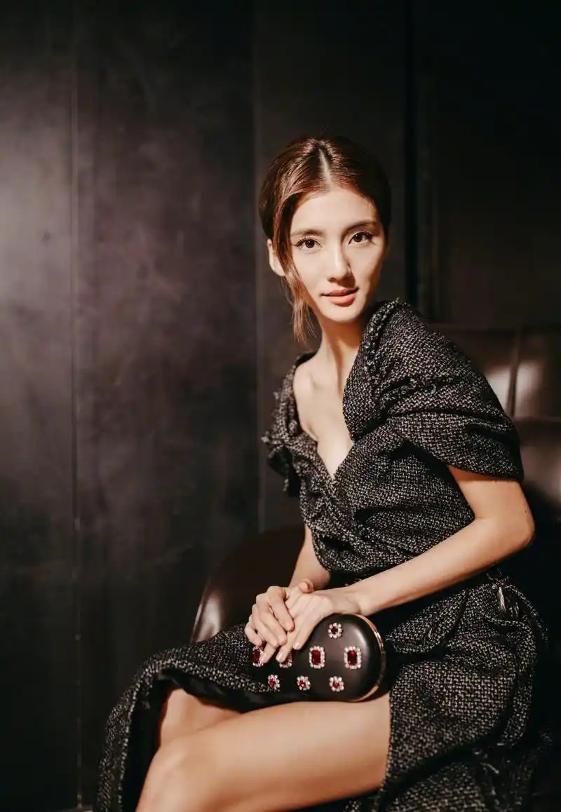 吴千语真放得开穿黑色超低v领礼服性感撩人高开叉更抢眼了