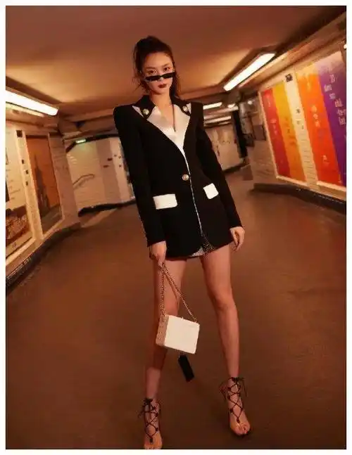 参加这次活动的傅菁穿着黑色的和服,穿着黑色的西装整理身体,脚沾