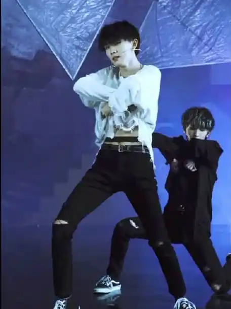 诚邀大家欣赏马嘉祺的腹肌! 斯哈斯哈～我没了