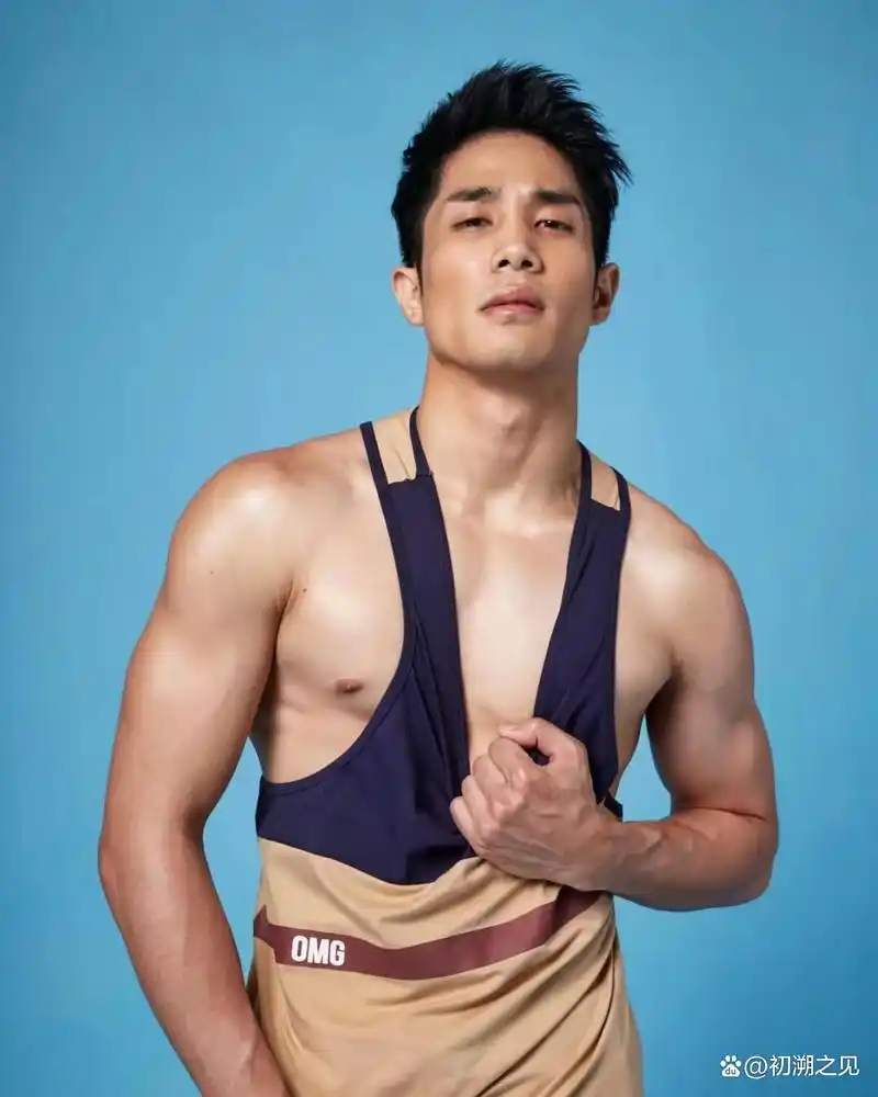 好拽的一枚肌肉男模,颜值高,身材棒,骨子里的自信和性感真撩人