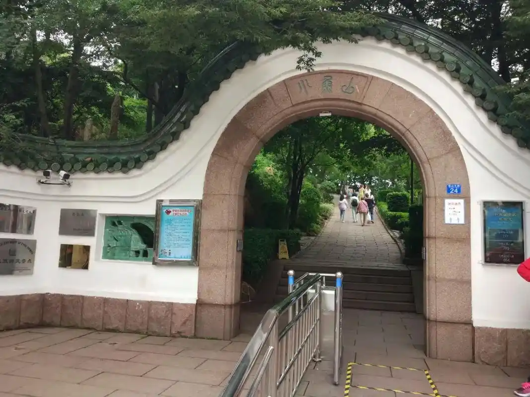 小鱼山公园.小鱼山海拔60米,是青岛前海一线著名旅游景点.1 - 抖音